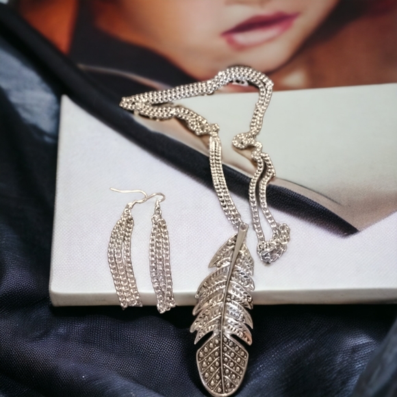 Exquisite vintage designer 4-in silver feather necklace with dangle earr… - Picture 1 of 1